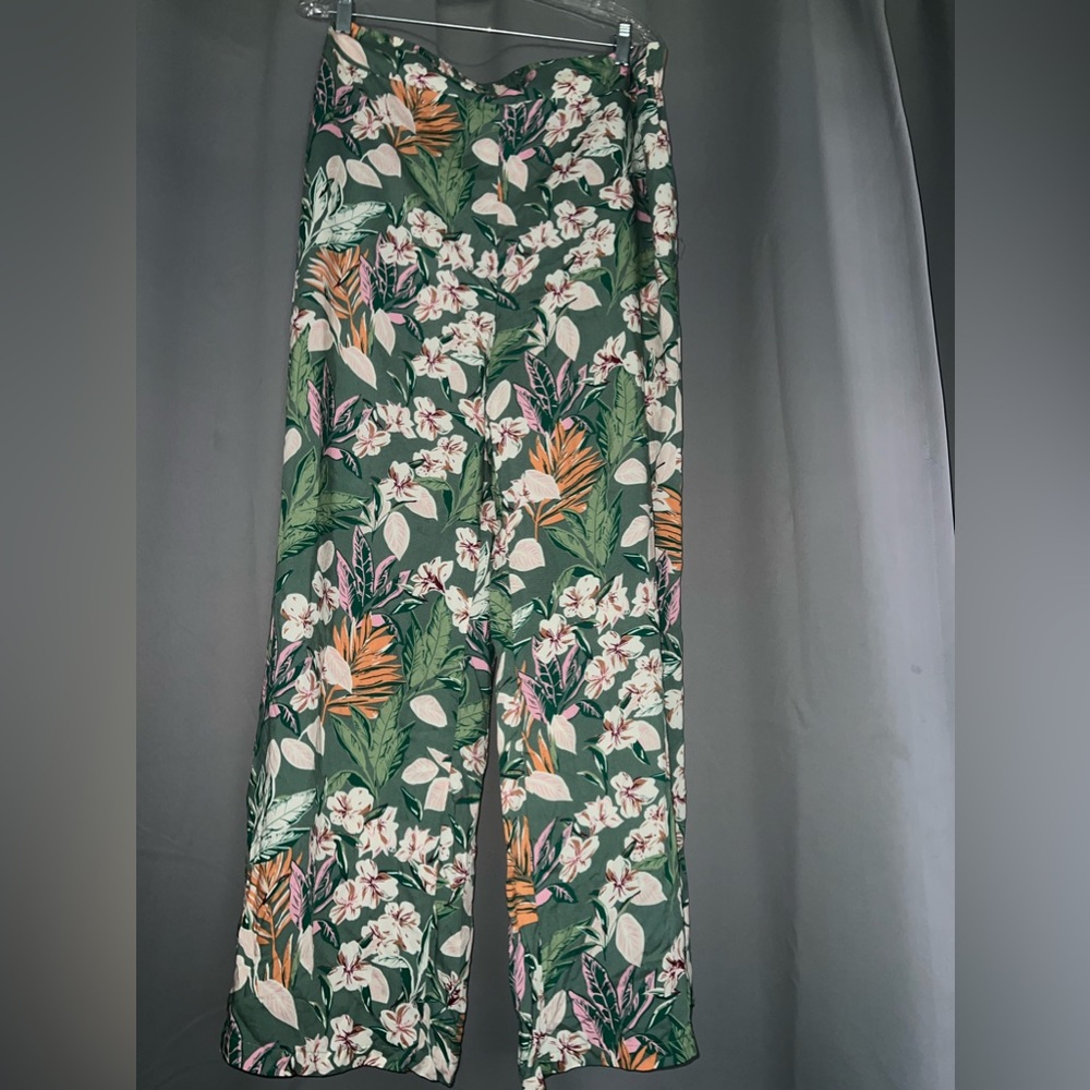 Cotton Blue XL flowy pants. Green with floral design. Has pockets and slits
